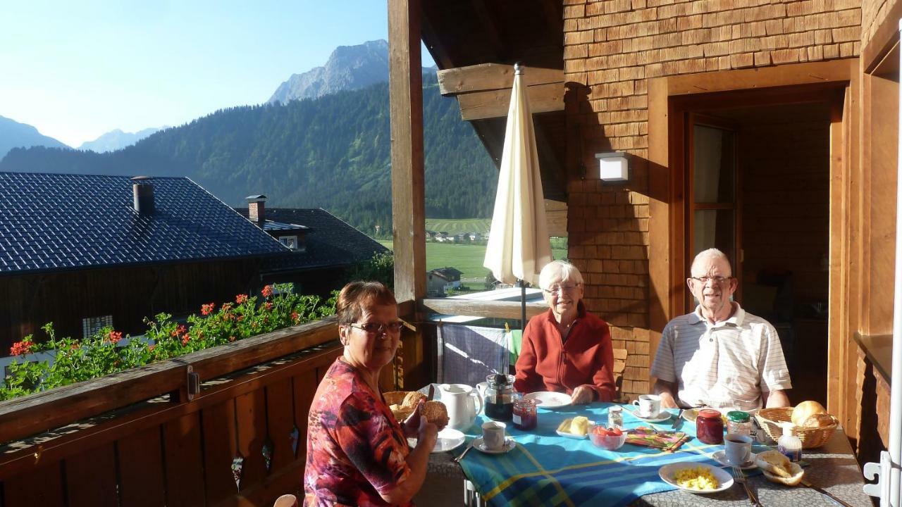 Appartements Karin Mitten Im Gruenen Schoppernau Bagian luar foto